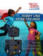 Kinder, die als Superheld:innen verkleidet sind und ein Roboter, der vorne im Bild steht.