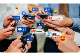 Hände, die Smartphones halten. Darüber sind Sprechblasen und Emojis zu sehen.