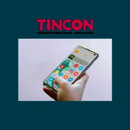 Ein Smartphone wird in der Hand gehalten und bedient.
