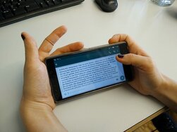 Ein Samrtphone, welches in den Händen gehalten wird.