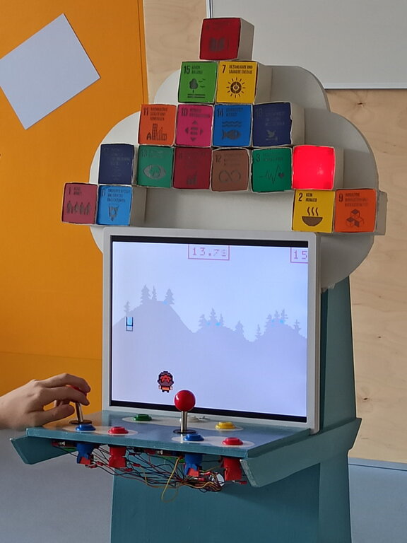 Ein Monitor, über dem kleine Kästchen angebracht sind.