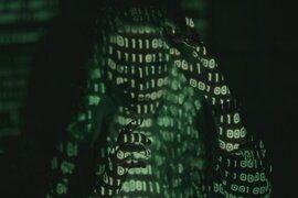 Eine Person, die im Licht einer Zahlenfolge steht.