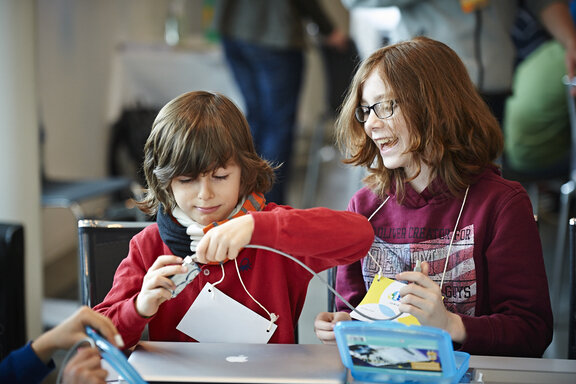 Kinder experimientieren  