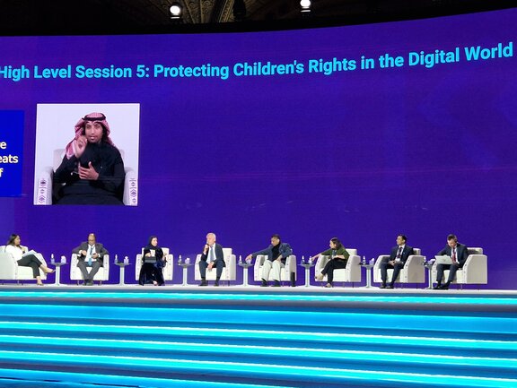 (von links nach rechts) H.E. Mr. Sofiene Hemissi, Minister of Communication Technologies, Tunisia; Dr. Sarah Alfaisal, Member of the Human Rights Commission, Kingdom auf Saudi-Arabia; Mr. Eugene Kaspersky, Ceo Kaspersky; Mr. Syed Munir Khasru, Chairman of the Institute for Policy, Advocacy and Governance; Ms. Deepali Liberhan, Global Director of Safety Policy, Meta; Prof. Muhammad Khurram Khan, King Saud University, Kingdom auf Saudi-Arabia; H.E. Mr Andrej Zarentin, Deputy Minister of Digital development, Communications and Mass Media, Russia; Moderator: Marleni Cuellar, CEO Great Belize Productions / Channel 5