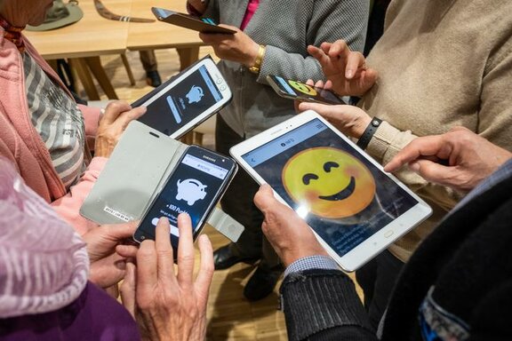 Rätseln beim Emoji Quiz  
