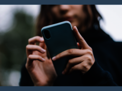 Ein Mensch, der ein Smartphone in den Händen hält.