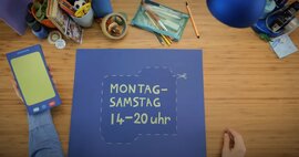 Ein Schild, auf dem "Montag bis Samstag 14 bis 20 Uhr" steht.