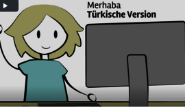 Eine animierte Figur, die an einem PC sitzt.
