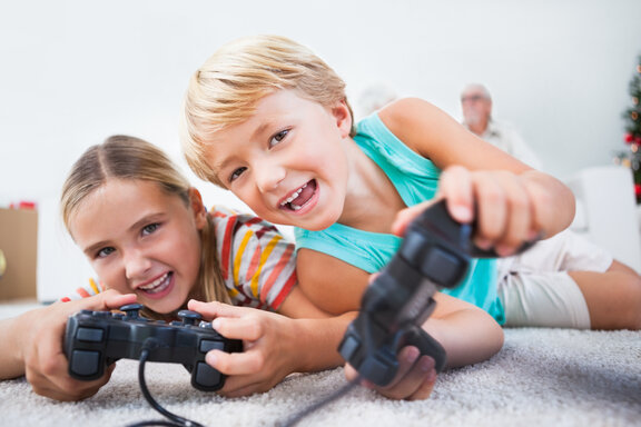 Zwei Kinder an der Spielekonsole  