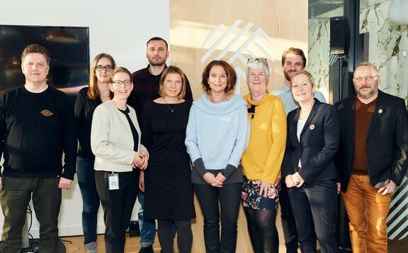 Gruppenbild von Smart Heroes die sich zum gegenseitigen Austausch getroffen haben