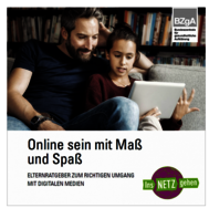 Eine erwachsene Person und ein Kind sitzen auf einem Sofa. Das Kind hält ein Tablet in den Händen.