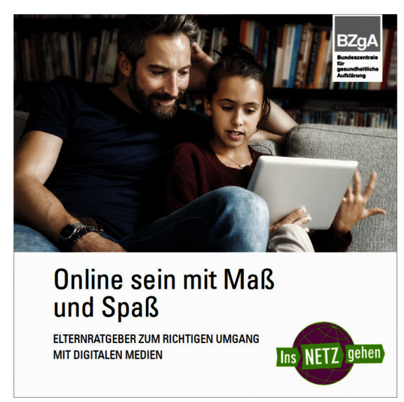 Eine erwachsene Person und ein Kind sitzen auf einem Sofa. Das Kind hält ein Tablet in den Händen.