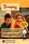 Zwei Kinder, die nebeneinander sitzen und jemandem zuhören.