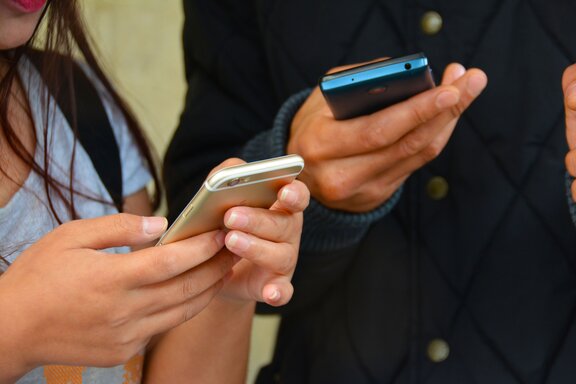 315x1200_Header_3_Frau mit Smartphone_I.jpg