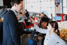 Kinderreporter führen ein Interview