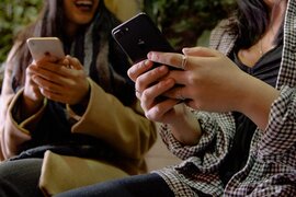 Zwei Personen, die jeweils ein Samrtphone in ihren Händen halten.