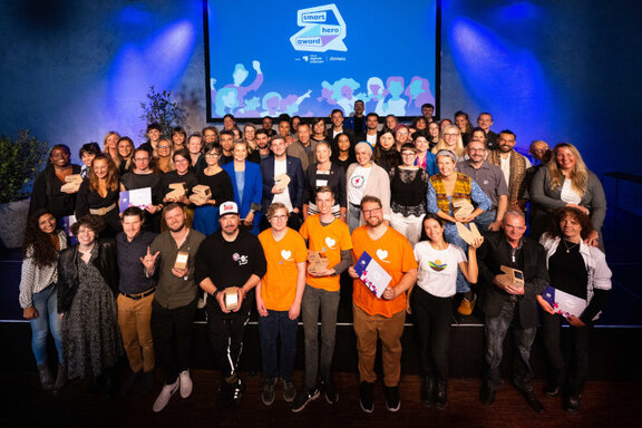 Gruppenfoto der Smart Heroes und Laudatorinnen aus dem Jahr 2022  