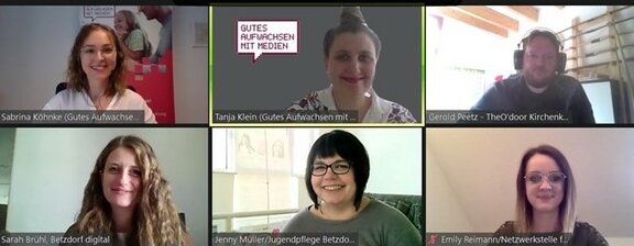 Teilnehmende des Workshops Medienprojekte in der Kinder- und Jugendarbeit vor Ort