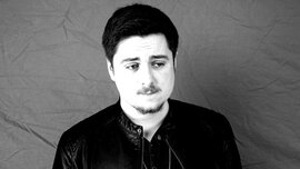 Junger Mann schaut traurig