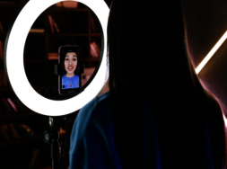 Eine Person, die sich mit der Kamera ihres Smartphones filmt.