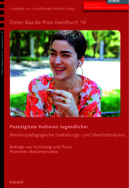Eine Person, die lacht und Kopfhörer in den Ohren hat.