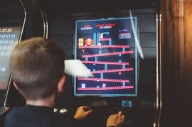 Junge spielt ein Videospiel.