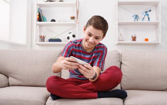 Ein Junge beim Spielen auf dem Smartphone