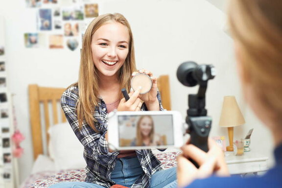 Jugendliche wird beim Schmink-Tutorial gefilmt