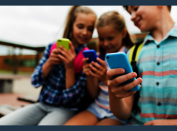 Kinder, die Smartphones in ihren Händen halten und auf diese schauen.