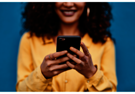 Eine Person, die ein Smartphone in den Händen hält.