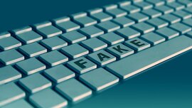 Tastatur mit der Aufschrift Fake