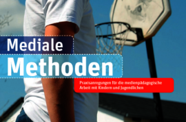 Ein Mensch, hinter dem ein Basketballkorb zu sehen ist.