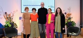 Laura Hänsch (SDC), Ria Hinken (Alterskompetenz.info), Aljoscha Burchardt (DFKI), Moderatorin Andrea Thilo und Carolin Stiehle (Telefónica) auf der Bühne im BASECAMP