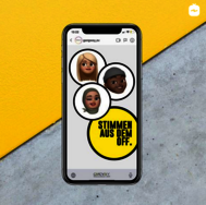 Ein Smartphone, auf dem drei Avatrbilder und die Worte Stimmen aus dem Off abgebildet sind.