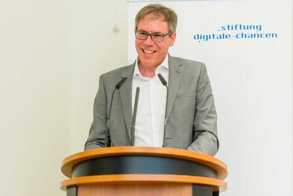 Das Bild zeigt Gerhard Seiler, damaliger Vorstand der Stiftung Digitale Chancen  