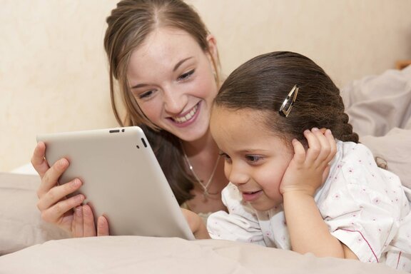 Mutter mit Kind am Tablet  