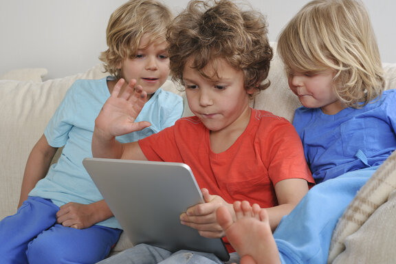 Kindergruppe vor dem Tablet  
