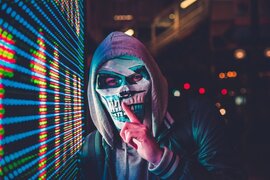 Person mit Maske