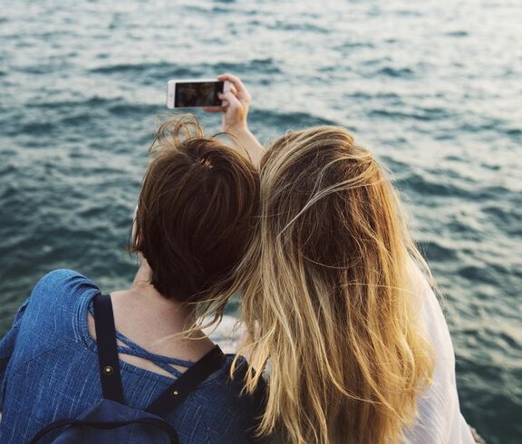 Zwei Mädchen mach ein Selfie von sich.