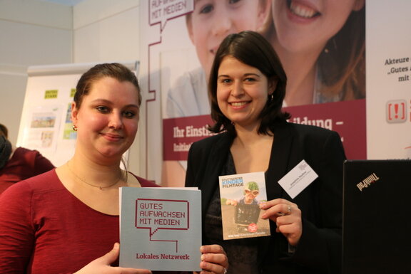 Alexandra Künkel, Medien und Bildung Ev. Medienhaus (Netzwerk Stuttgart) und Josephine Reußner, Initiativbüro Gutes Aufwachsen mit Medien @didacta 17  