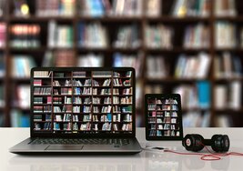 Digitale Endgeräte auf denen ein Bücherregal im Hintergrund zu sehen ist