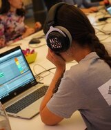 Eine Person, die auf einen Laptop schaut.