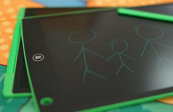 Auf einem Tisch liegen zwei Tablets, auf denen eine Strichmännchen-Familie gezeichnet wurde