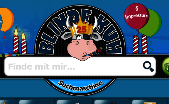 Der Kopf einer comicgemalten Kuh, die eine Krone mit der Zahl 25 auf dem Kopf trägt und die in eine kleine Tröte pustet. Links und rechts neben dem Kopf der Kuh befinden sich jeweils zwei gemalte Kerzen.