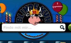 Der Kopf einer comicgemalten Kuh, die eine Krone mit der Zahl 25 auf dem Kopf trägt und die in eine kleine Tröte pustet. Links und rechts neben dem Kopf der Kuh befinden sich jeweils zwei gemalte Kerzen.