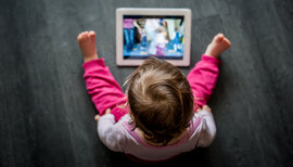 Kinderrechte_shutterstock_1050334904_toddler-sitting_floor_looking_tablet_c_Olga_Vladimirova.jpg