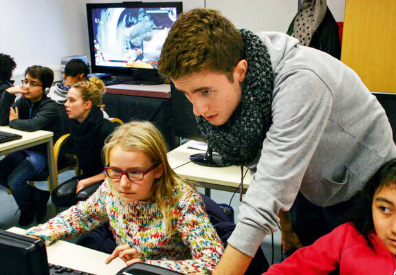 Kinder und Jugendliche vor Computer  