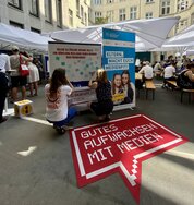 Zwei Personen, die etwas auf eine Tafel schreiben.