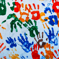 Bunte Kinderhände