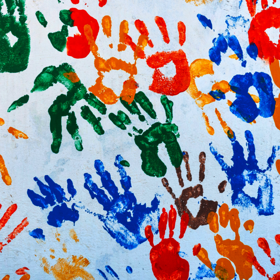 Bunte Kinderhände